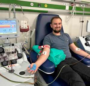 Adrian Smagacz podczas oddawania krwi