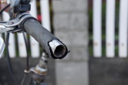 uszkodzona gumowa rączka kierownicy roweru