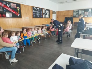 Dzieci podczas prelekcji policjantów
