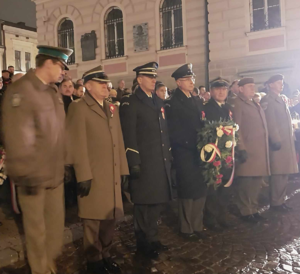 Przedstawiciele służb mundurowych podczas składania wiązanki i znicza pamięci przed pomnikiem Grobu Nieznanego Żołnierza w Tarnowie