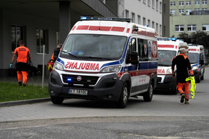 Karetki pogotowia stojące pod Szpitalem Wojewódzkim w Tarnowie
