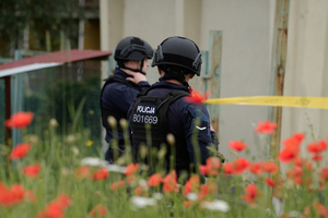 Policjanci zabezpieczający miejsce działań