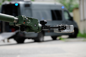 Ramię pneumatyczne robota saperskiego trzymające materiał szkoleniowy imitujące materiał wybuchowy