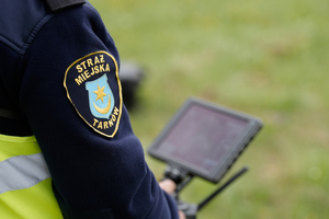 Strażnik Miejski z Tarnowa operujący dronem specjalistycznym