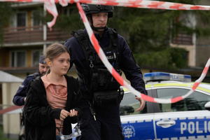 Policjant wyprowadzający dziewczynkę w czasie ćwiczeń taktycznych