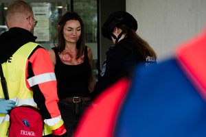 Punkt medyczny z policjantką, ranna pozorantka oraz ratownikiem w trakcie działań