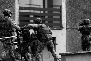 Policjanci SPKP w Krakowie w trakcie wchodzenia do budynku