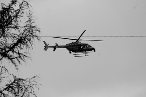 Policyjny śmigłowiec Bell wraz z operatorem