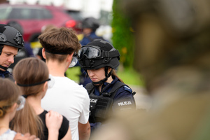 Policjanci KMP Tarnów w trakcie manewrów taktycznych