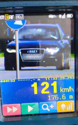 Zdjęcie wideorejestratora z zapisana prędkością 121 km/h oraz zdjęcie samochodu osobowego audi.