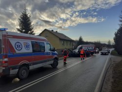 Miejsce wypadku. Na zdjęciu rozbite BMW oraz dwie karetki pogotowia Droga zwężona do jednego pasa ruchu