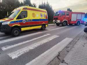 służby ratunkowe na miejscu wypadku, karetka pogotowia i wóz straży pożarnej