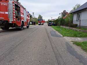 samochody strażaków zabezpieczających miejsce zdarzenia, w rowie samochód bmw