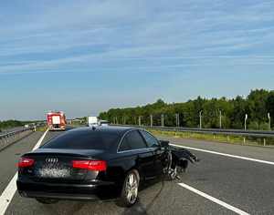 czarne audi z rozbitym prawym narożem stojące w poprzek autostrady