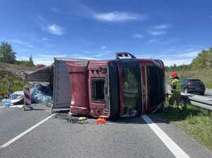 Przewrócony zestaw ciężarowy na nitce autostrady