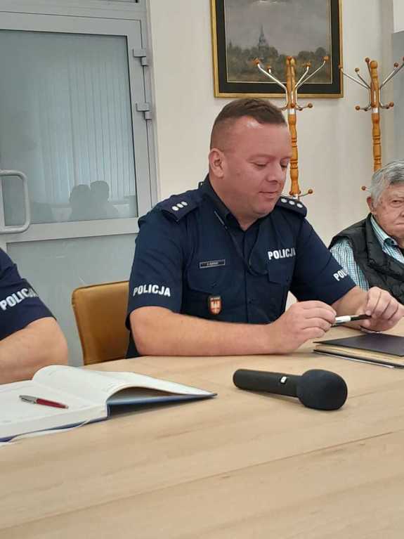 Komendant Komisariatu Policji w Żabnie kom dr. Dominik Rzepecki na spotkaniu