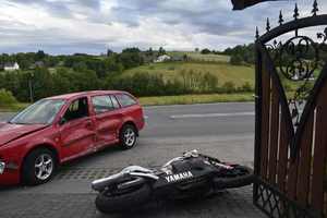 Uczestniczące w wypadku pojazdy, czerwona skoda i przewrócony motocykl Yamaha