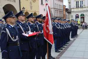 poczet flagowy i poczet sztandarowy tarnowskiej policji