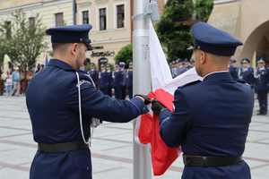 uroczyste zawieszenie polskiej flagi na maszt