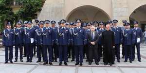 grupowe zdjęcie uczestników święta policji