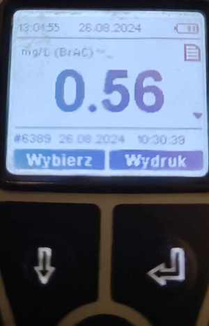 Zdjęcie wyświetlacza alkomatu z wynikiem 0.56 mg/l