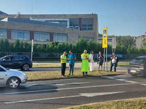 Uczestnicy akcji bezpieczna droga do szkoły, zwalniam przed szkołą