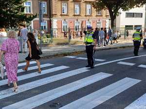 Policjant ruchu drogowego kierujący ruchem w rejonie szkoły