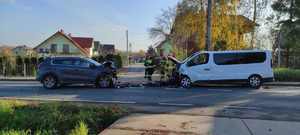 zderzenie kia z renault, rozlane płyny eksploatacyjne na drodze. widok z boku