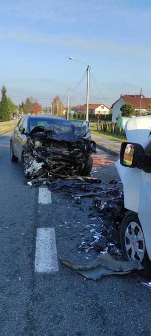 zderzenie kia z renault, rozlane płyny eksploatacyjne na drodze.