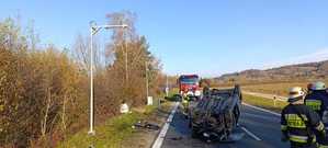 przewrócony na dachu samochód osobowy. Służby ratunkowe na miejscu.