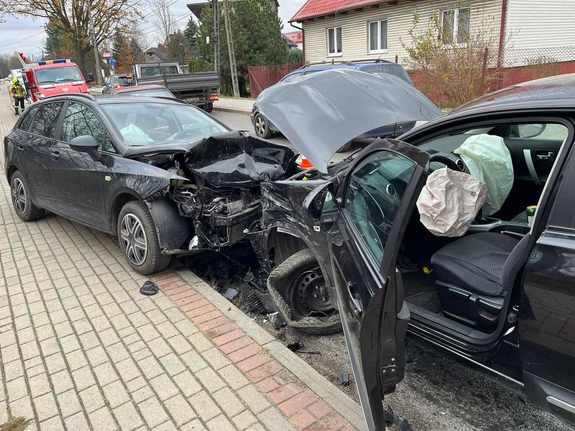 czołowe zderzenie dwóch pojazdów