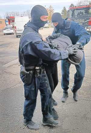 Zatrzymany przez patrol Policji. Szkolenie dekontaminacja