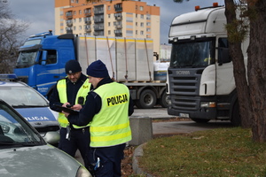 policjanci w czasie służby kontrolują kierowcę