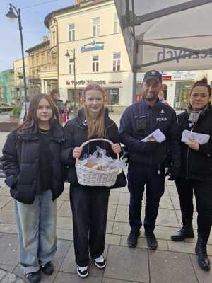 Policjant i osoby biorące udział w kampanii Biała wstążka