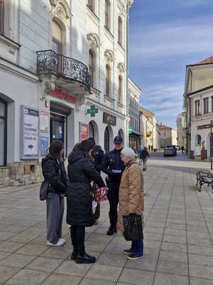 Policjant i osoby biorące udział w kampanii Biała wstążka