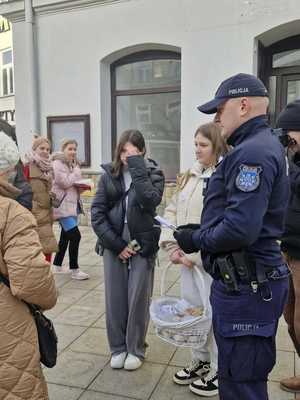 Policjant i osoby biorące udział w kampanii Biała wstążka