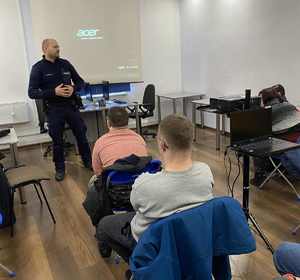 Policjant Mariusz Więcek podczas prelekcji