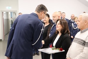 gratulacje dla wyróżnionych pracowników tarnowskiej komendy