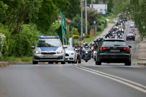 Radiowóz WRD poruszający się na przodzie kolumny pojazdów
