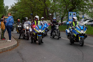 Dwaj policjanci WRD poruszający się na motocyklach, stojący na początku kolumny pojazdów