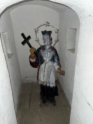 Wnętrze pomalowanej kapliczki