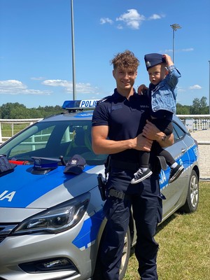 Policjant trzymający dziecko na rękach