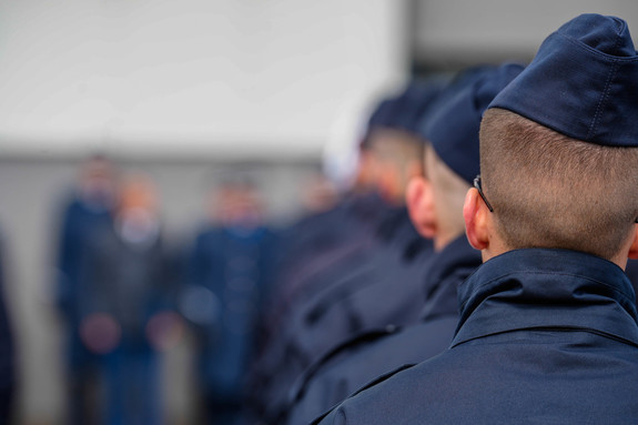 Ślubowanie - policjant stojący tyłem