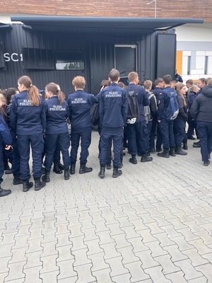 Młodzież stojąca w kolejce