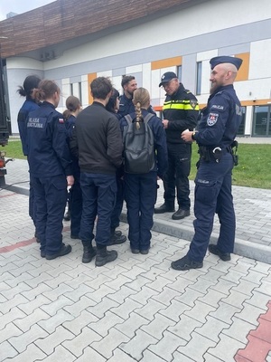Policjanci rozmawiający z młodzieżą