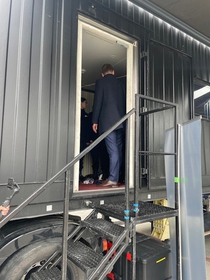 Wyjście z EscapeTrucka- Prezydent Miasta Tarnowa wychodzący