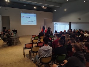 Pogląd na wszystkich uczestników debaty