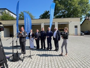 Wojewoda Małopolski Krzysztof Klęczar zabierający głos podczas konferencji
