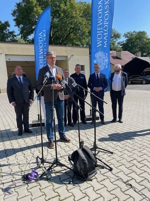Europoseł Adam Jarubas zabierający głos podczas konferencji