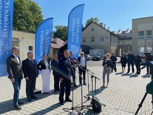 Komendant Wojewódzki Policji w Krakowie inspektor Artur Bednarek zabierający głos podczas konferencji